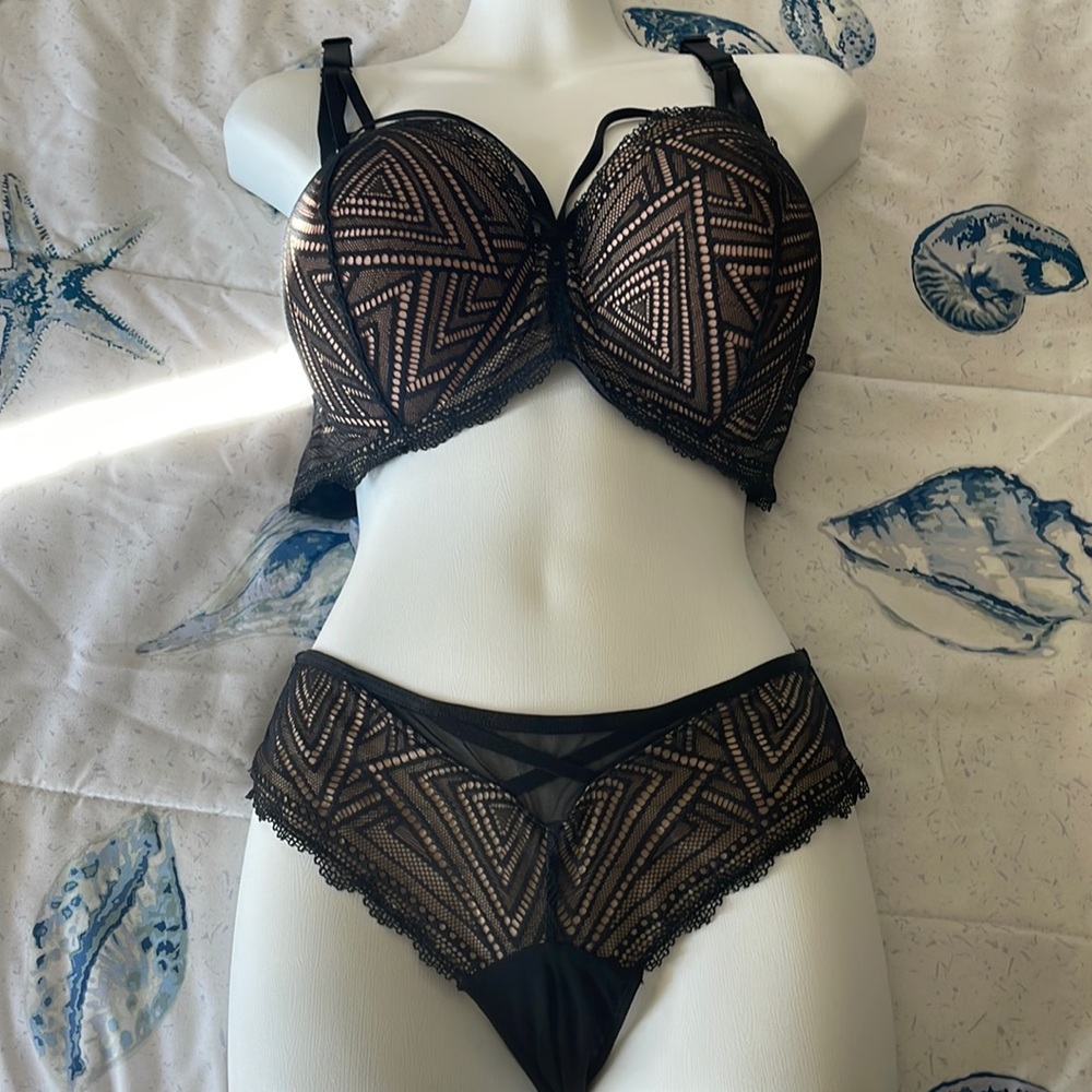 Bra and panty set bra 36DDD panties size small nwot